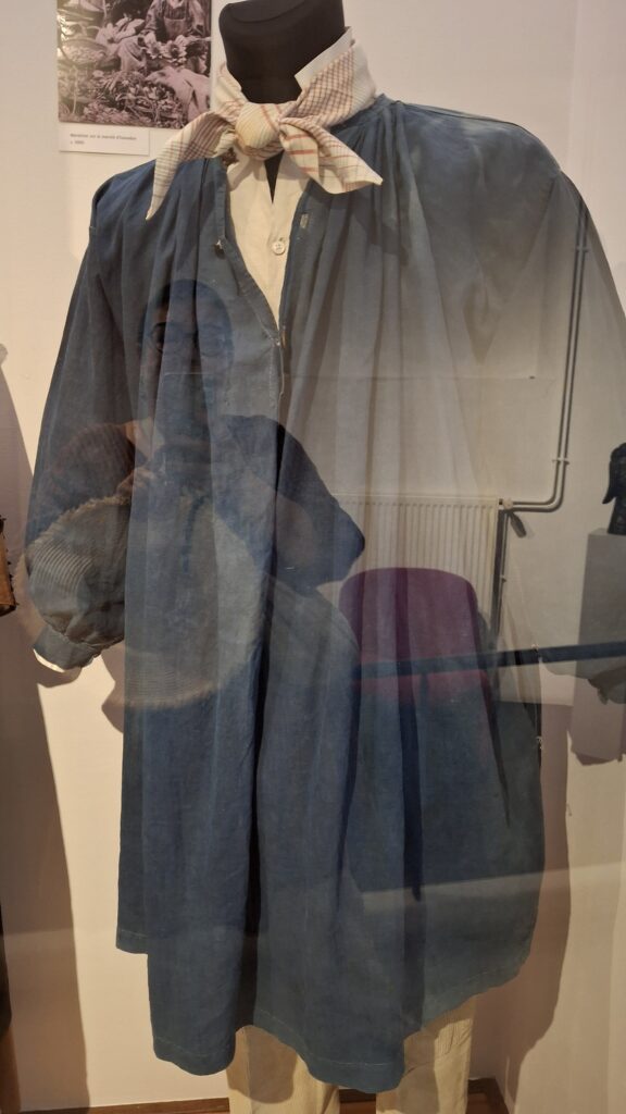 Chemise d'ouvriers du 19ème siècle sur mannequin