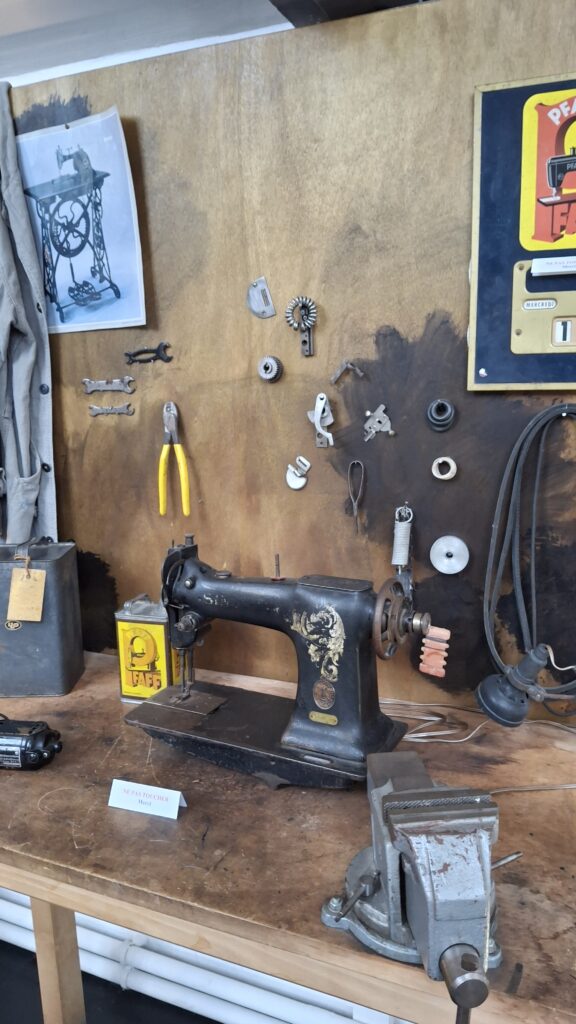 Photo de reconstitution d'un atelier de réparation de machines à coudre