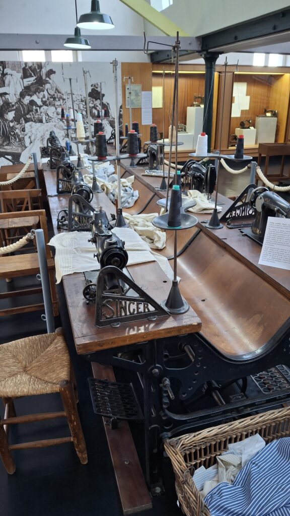 Photo d'un atelier de couture reconstitué, chaine de couturières en chemiserie