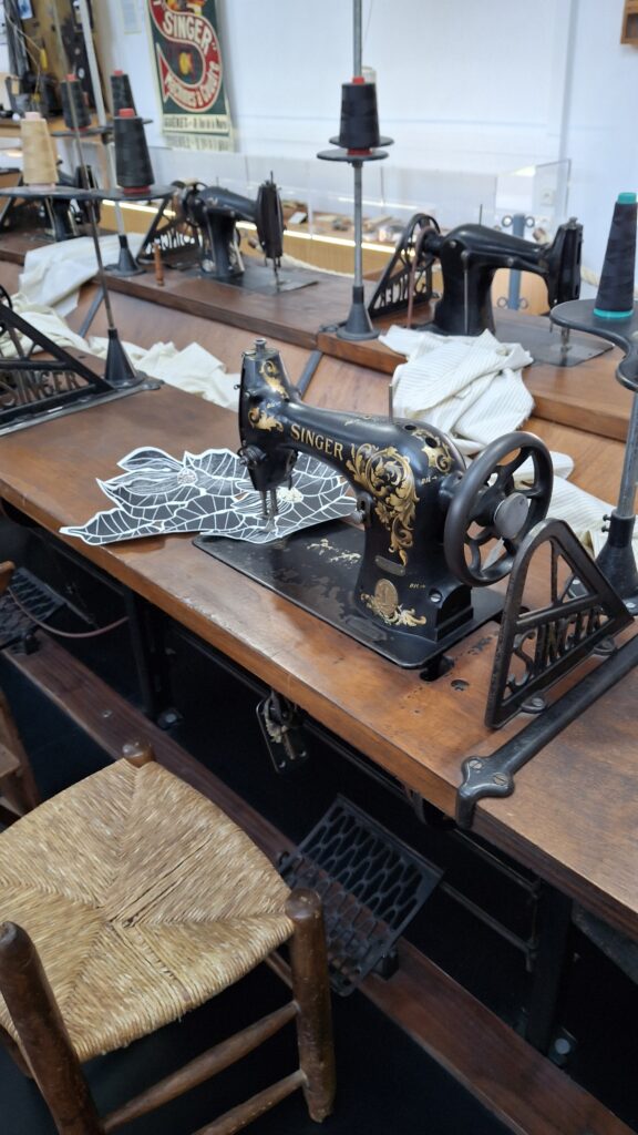 Photo d'une ancienne machine singer avant l'industrialisation montée à la chaine 