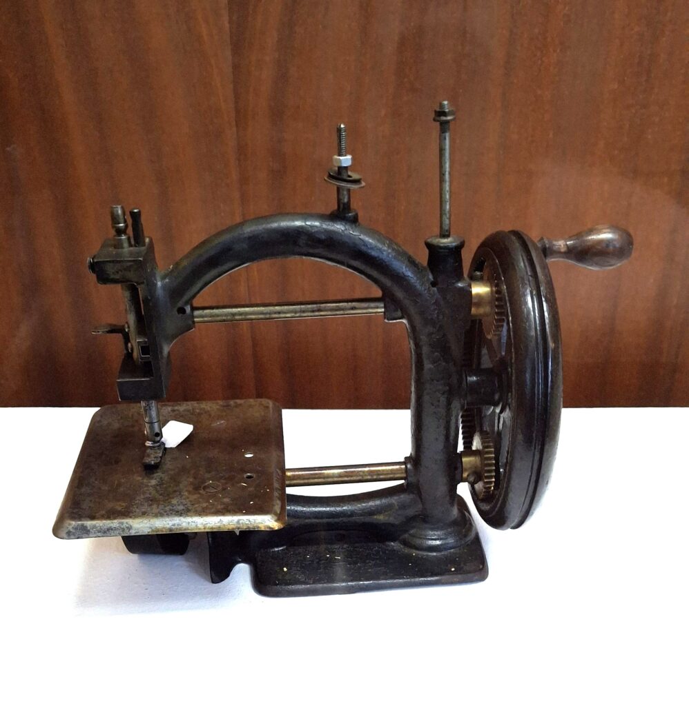 photo d'une des premières machines à coudre, milieu du 19éme siècle