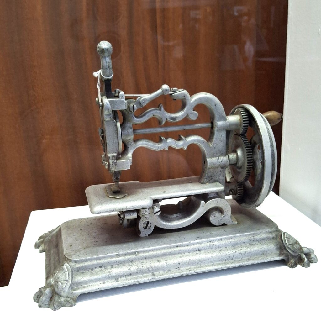photo d'une des premières machines à coudre, milieu du 19éme siècle