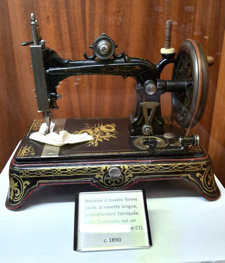 photo d'une des premières machines à coudre, milieu du 19éme siècle, 1890