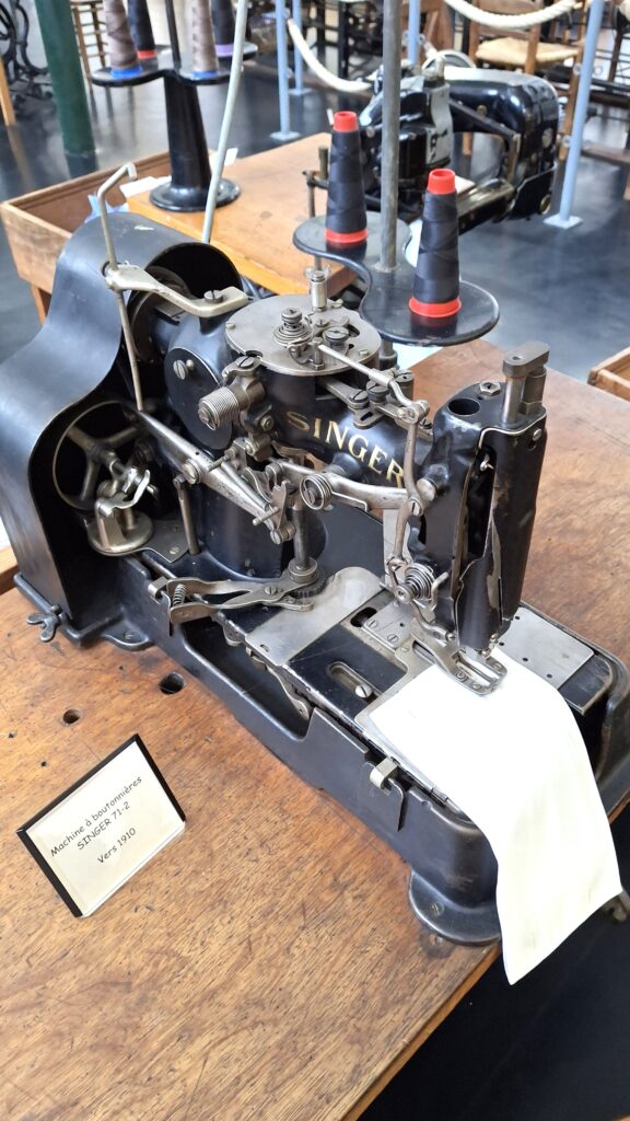 Photo d'une ancienne machine Singer à coudre les boutonnières de chemise