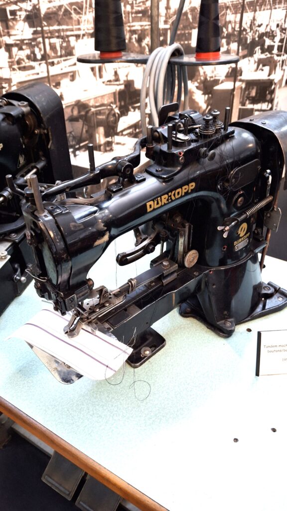 Phto d'une ancienne machine Durkopp à poser les boutons en chemiserie