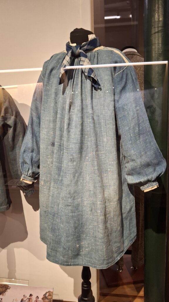 Chemise d'ouvriers du 19ème siècle sur mannequin