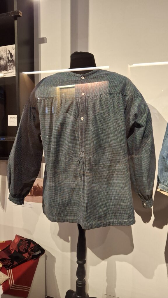 Chemise d'ouvriers du 19ème siècle sur mannequin