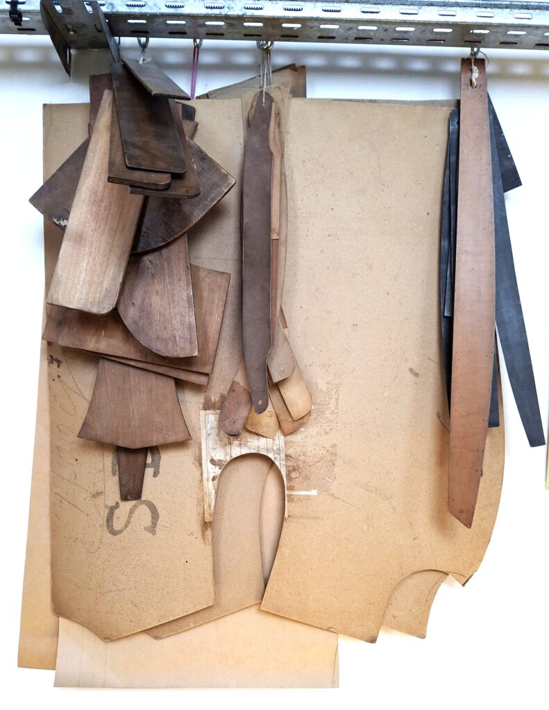 photo de patrons de chemise anciens en bois